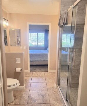 Dusche, Haartrockner, Handtücher