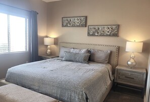 2 habitaciones, escritorio y tabla de planchar con plancha