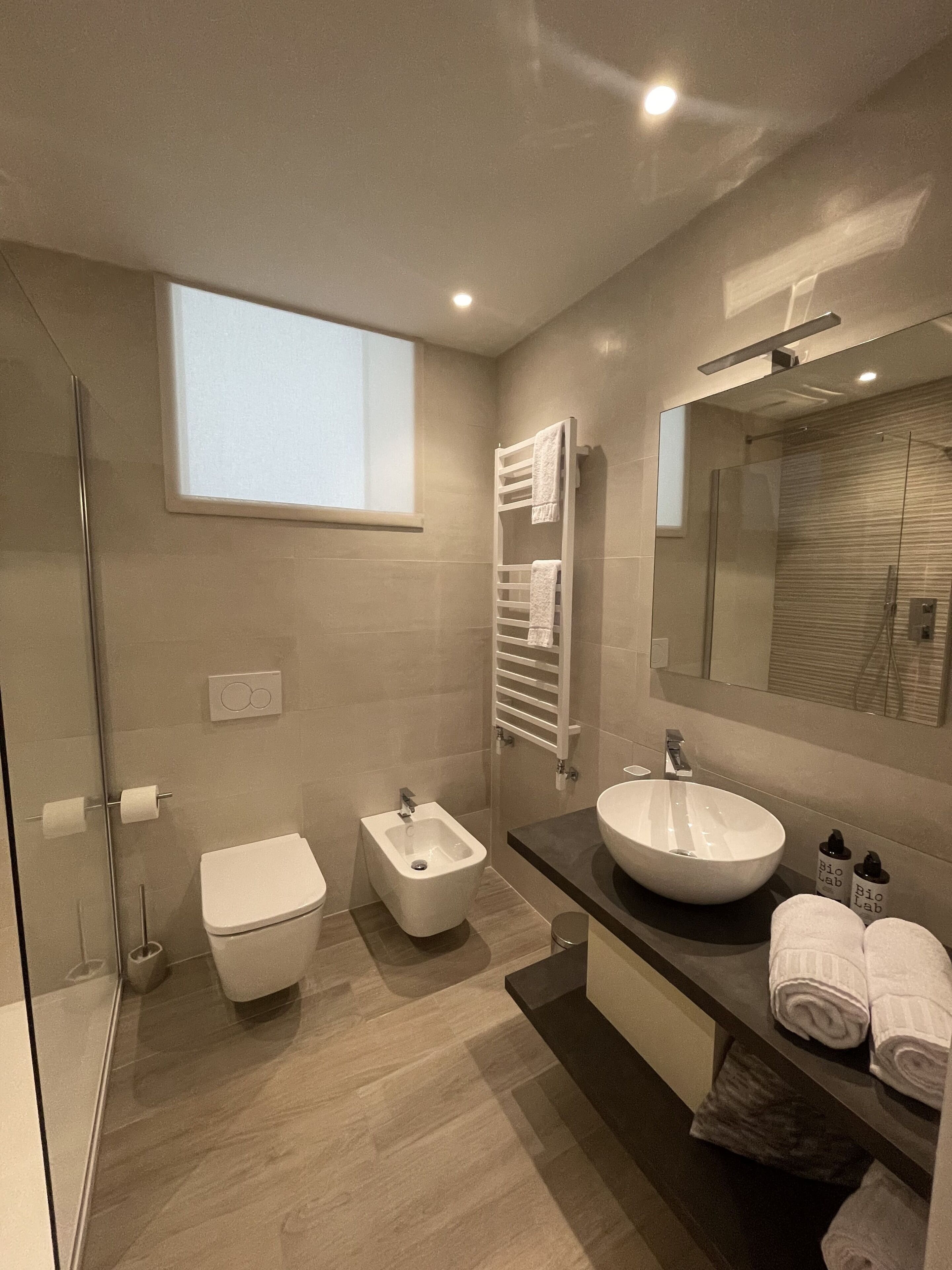 Doccia, asciugacapelli, bidet, asciugamani