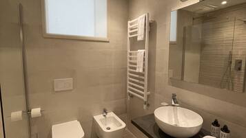 Doccia, asciugacapelli, bidet, asciugamani