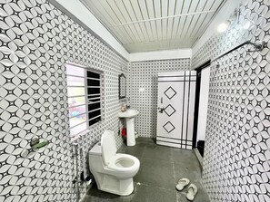 Familien-Doppelzimmer, Balkon, Bergblick | Badezimmer | Dusche, Handtücher, Seife