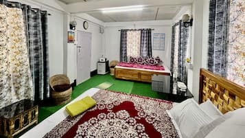 Chambre Double Familiale, balcon, vue montagne | Bureau, espace de travail pour ordinateur portable, Wi-Fi gratuit