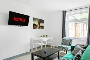 House | Living area - 3br-sleeps8-parking-wifi-closestation (Corby)