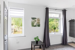 House | Interior - 3br-sleeps8-parking-wifi-closestation (Corby)