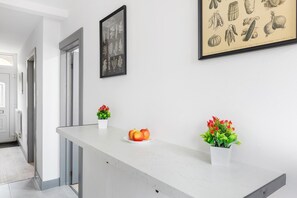 House | Dining - 3br-sleeps8-parking-wifi-closestation (Corby)