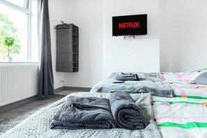 House | 3 bedrooms, iron/ironing board, free WiFi, bed sheets - 3br-sleeps8-parking-wifi-closestation (Corby)