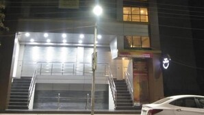 Un edificio con un letrero que dice "SHYA PLAZA" en la parte superior.