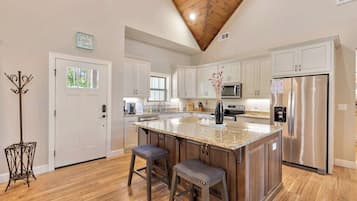 ثلاجة، ميكروويف، فرن، موقد طهي مسطح