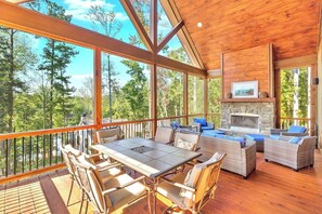 Outdoor dining - High Harbor Point on Quiet Cove (Seneca)