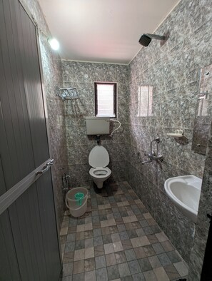 Family Studio, Garden View | Bathroom | Free toiletries, towels, soap, shampoo