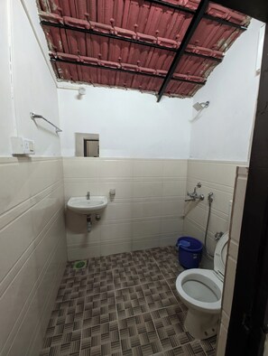 Comfort Cottage | Bathroom | Free toiletries, towels, soap, shampoo