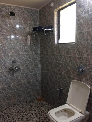 Estúdio conforto | Banheiro | Produtos de toalete grátis, toalhas de banho, sabonete, shampoo