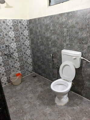 Classic Double Room | Bathroom | Free toiletries, towels, soap, shampoo