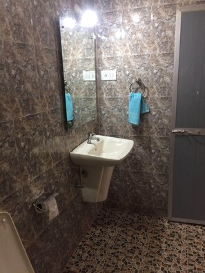 Comfort-studiolejlighed | Badeværelse | Gratis toiletartikler, håndklæder, Sæbe, Shampoo