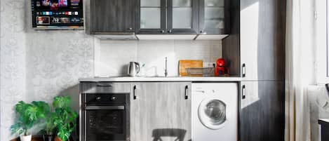 Fridge, oven, stovetop, coffee/tea maker