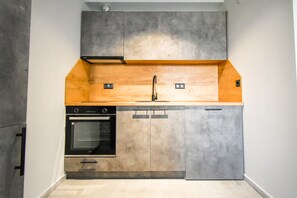 Fridge, oven, stovetop, cookware/dishes/utensils