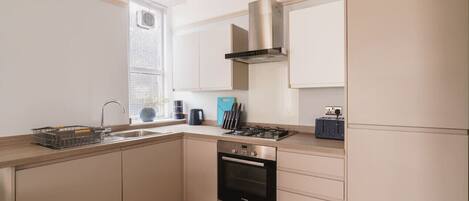 冰箱、微波炉、烤箱、炉灶