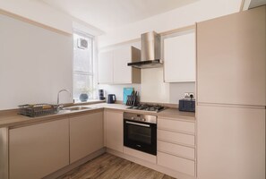 Kjøleskap, mikrobølgeovn, ovn og kokeplater