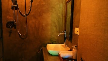 Standard Double Room, 1 Bedroom, Non Smoking, Garden View | Bathroom | Shower, rainfall showerhead, free toiletries, towels