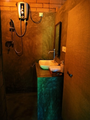 Habitación estándar doble, 1 habitación, no fumadores, vistas al jardín | Baño | Ducha y cabezal de ducha tipo lluvia
