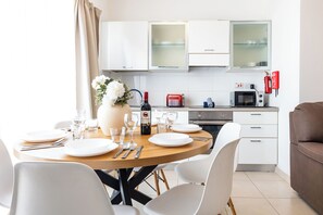 Réfrigérateur, four, plaque de cuisson