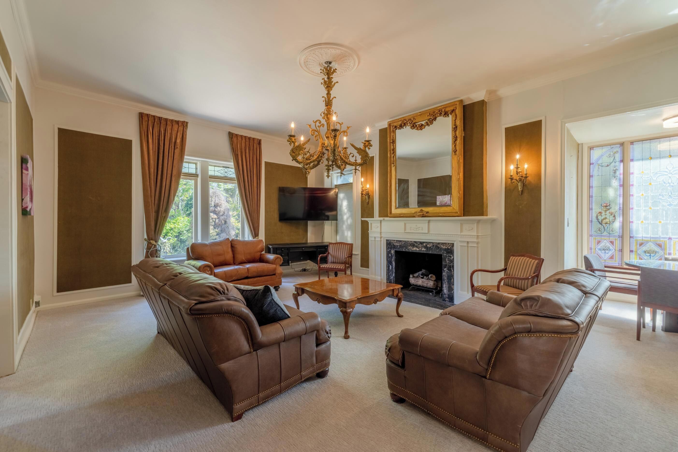 Televisión, chimenea, oficina