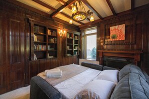 3 bedrooms, desk, iron/ironing board, travel cot