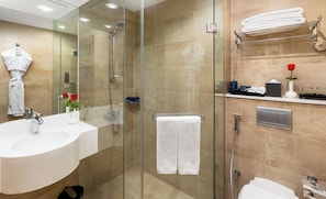 Dusche, Hausschuhe, Handtücher, Seife