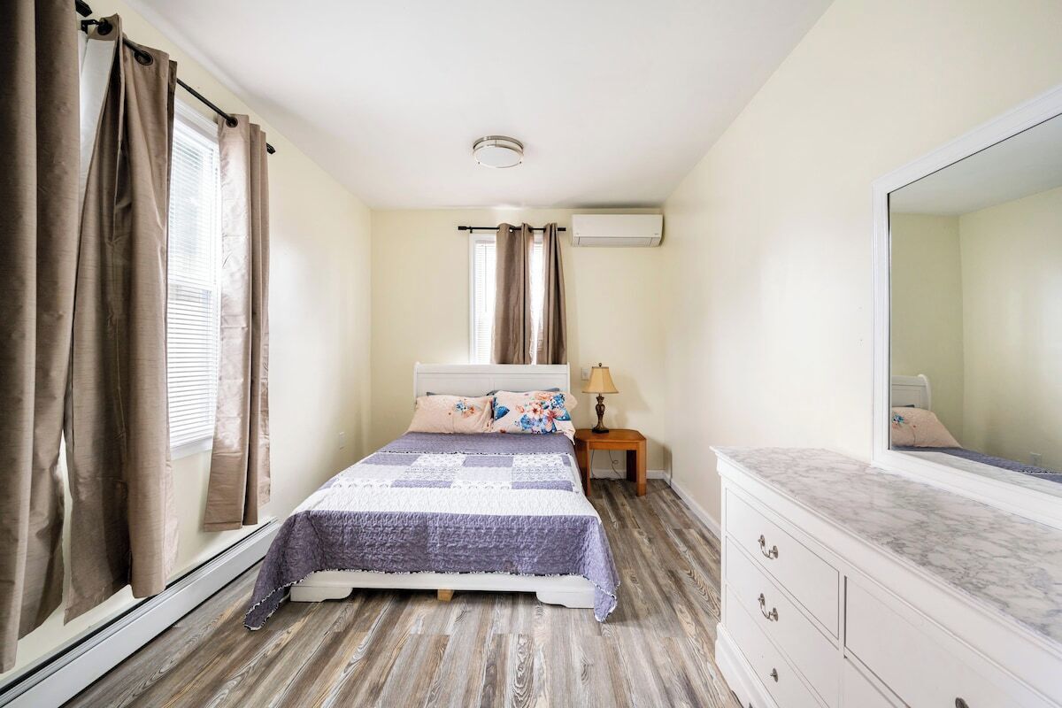 4 bedrooms, desk, iron/ironing board, travel crib