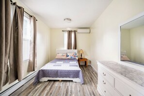 4 soverom, skrivebord, strykejern/-brett og reiseseng for barn