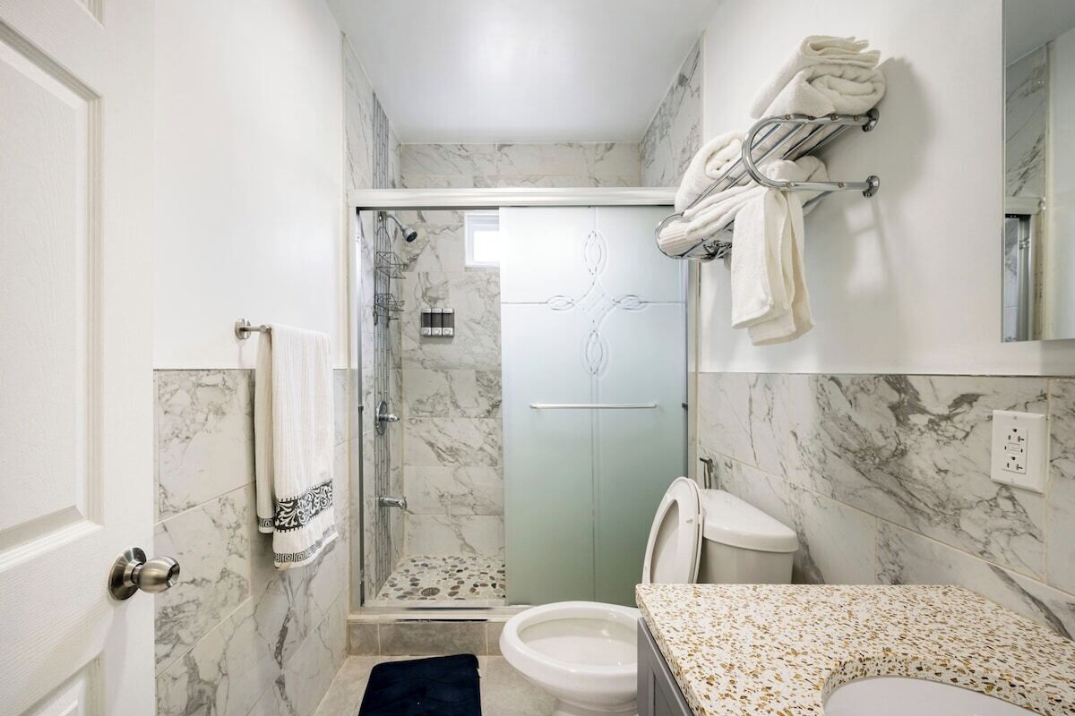 Secadora de cabello, bidet, toallas, jabón 