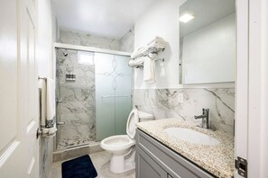 Hair dryer, bidet, towels, soap - NYC Gateway- Walk to Subway, 10 Min to JFK/LGA, 30 to Manhattan + Free Parking! (Queens)