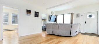 Modern NYC Escape – Walk to Subway, 15 Mins to JFK/LGA, 30 Mins  to Manhattan!