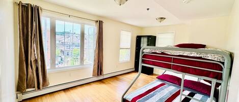 4 Schlafzimmer, Schreibtisch, Bügeleisen/Bügelbrett, Reisekinderbett