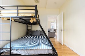 4 soverom, skrivebord, strykejern/-brett og reiseseng for barn