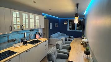 Deluxe-Apartment, 2 Schlafzimmer, Nichtraucher, Klimaanlage | Eigene Küche | Großer Kühlschrank, Mikrowelle, Herdplatte, Geschirrspüler