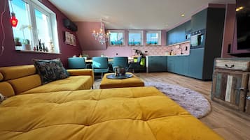 Bloc d'apartaments familiar | Sala d'estar | Televisor intel·ligent, Netflix, joguines i terres tèrmics