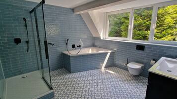 Whirlpool, Handtücher, Seife, Toilettenpapier