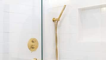 House (4 Bedrooms) | Bathroom | Towels, shampoo