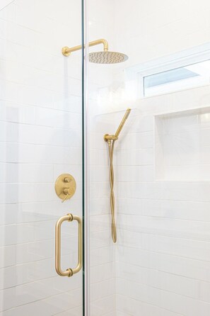 House (4 Bedrooms) | Bathroom | Towels, shampoo - Stunning Elegance 4br/2.5 BA Near Vibrant Downtown (San Antonio)