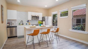 House (3 Bedrooms) | Private kitchen | Microwave, oven, stovetop, coffee/tea maker