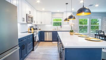 House (5 Bedrooms) | Private kitchen | Microwave, oven, stovetop, coffee/tea maker