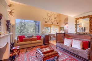 TV, fireplace, DVD player - Ski-in Ski-Out the View in Vail (Vail)