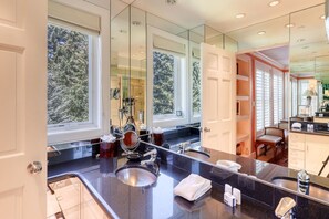 Shower, hair dryer, towels - Ski-in Ski-Out the View in Vail (Vail)