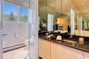 Shower, hair dryer, towels - Ski-in Ski-Out the View in Vail (Vail)