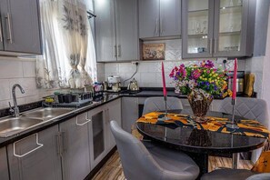 House | Private kitchen | Fridge, microwave, oven, stovetop - 2bed-4guests-garden-nearcentre&attractions (Harare)