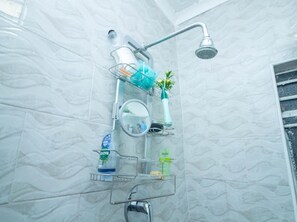 Shower, towels - 2bed-4guests-garden-nearcentre&attractions (Harare)