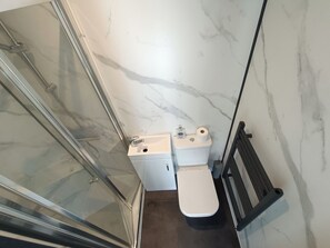 Dusch, hårtork, handdukar och tvål