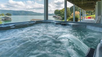 Tina de hidromasaje al aire libre