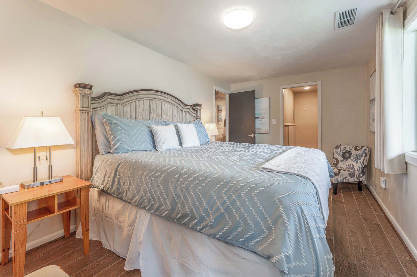 4 bedrooms, iron/ironing board, WiFi, bed sheets